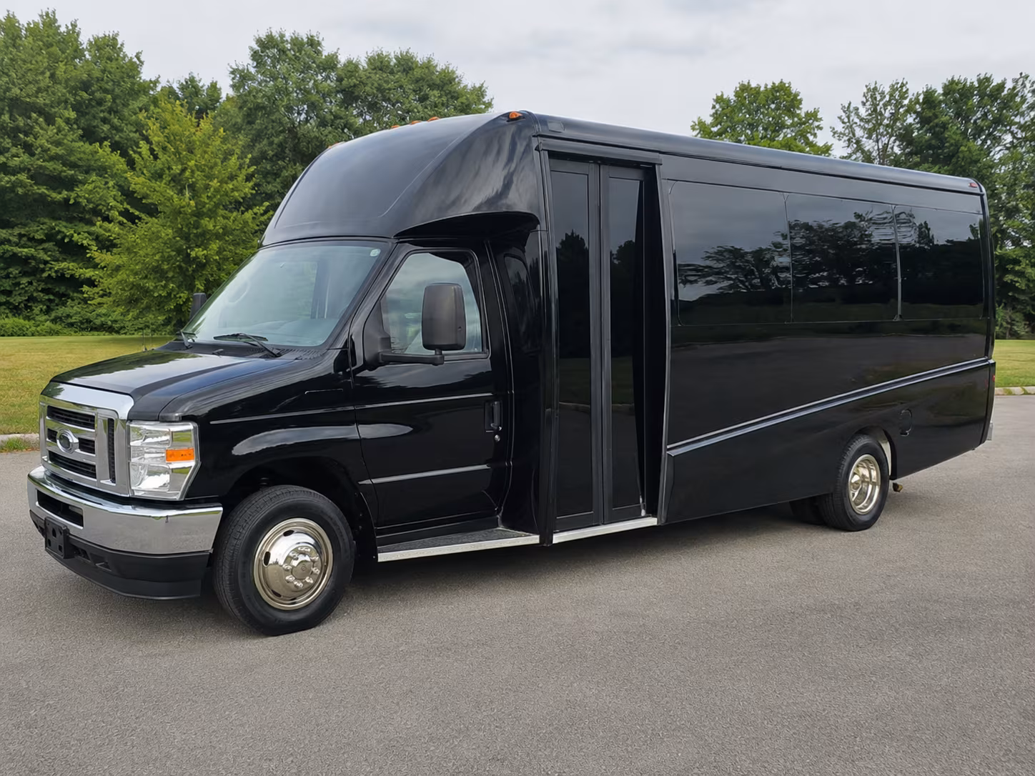 rent a bus in worcester for pre prom dinners across central massachusetts