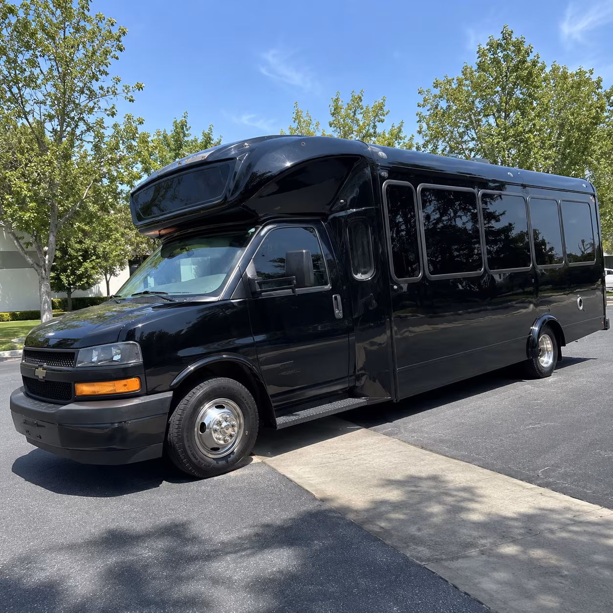 worcester 15 passenger party bus