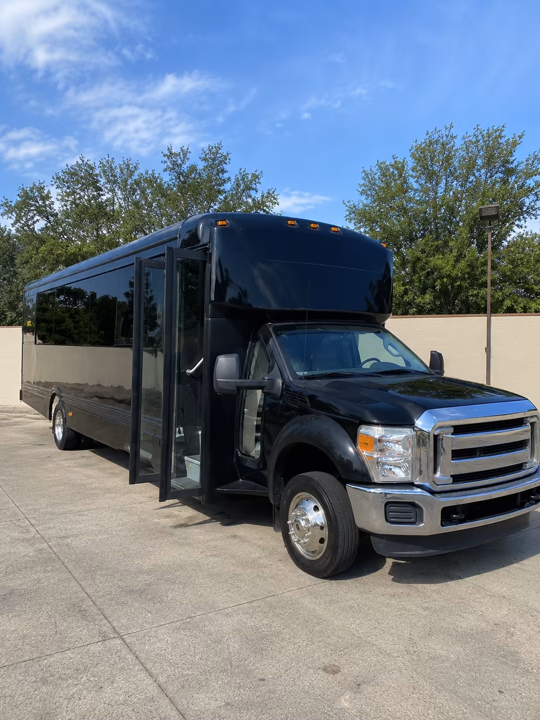 worcester 20 passenger party bus